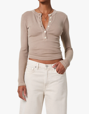 Citizens of Humanity Varra Henley Shirt in Sandatlas